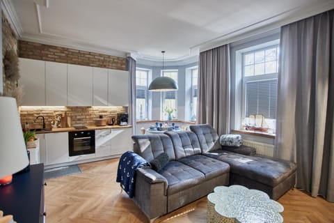 Kitchen or kitchenette, Living room, Seating area, Dining area
