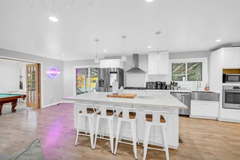 Kitchen or kitchenette, Dining area, dishwasher, minibar, pet friendly, stove, kitchen