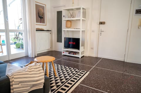 Day, TV and multimedia, Living room, Seating area, Time of day