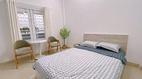 Bed, Photo of the whole room, Decorative detail, Seating area, Bedroom, furniture, wardrobe, air conditioner