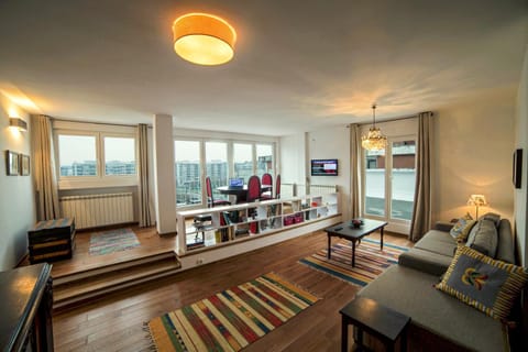 Spring, TV and multimedia, Living room, Seating area, Dining area, Evening entertainment, On site
