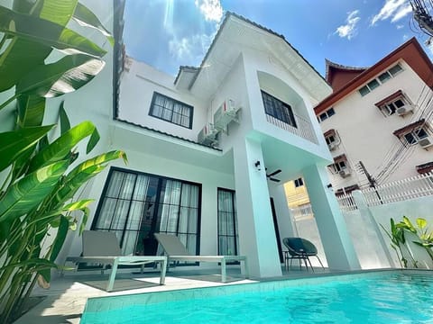 Property building, Patio, Day, Swimming pool, sunbed