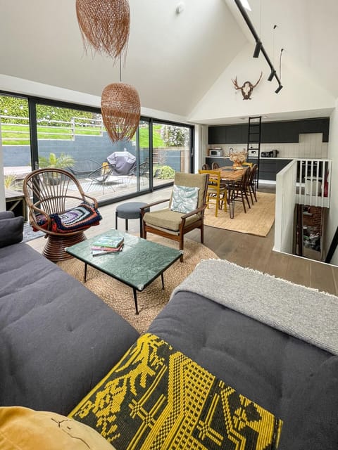 Kitchen or kitchenette, Living room, Seating area, Dining area