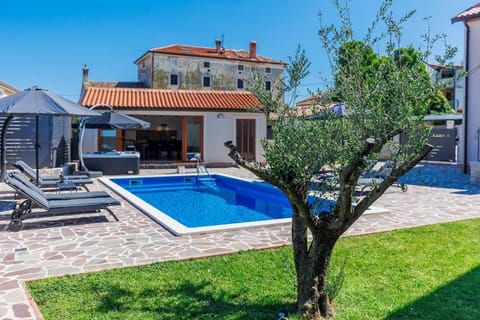 Property building, Patio, Day, Garden, Garden view, Pool view, Swimming pool, sunbed