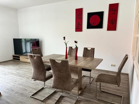 TV and multimedia, Living room, Seating area, Dining area