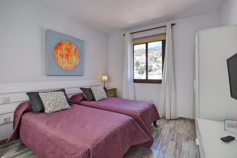 Bed, TV and multimedia, Photo of the whole room, Bedroom