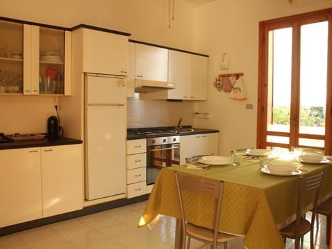 Kitchen or kitchenette, Dining area, minibar, stove
