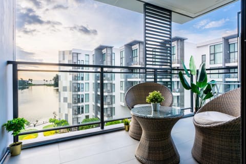 View (from property/room), Balcony/Terrace, Seating area