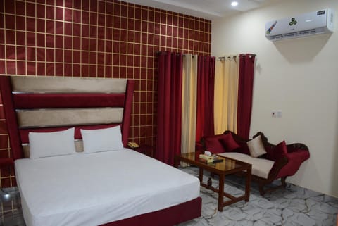 Bed, TV and multimedia, Photo of the whole room, Seating area, Bedroom, air conditioner