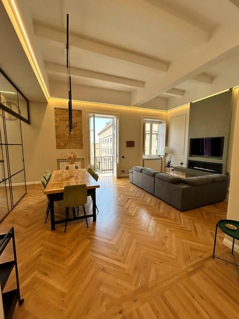 TV and multimedia, Living room, Photo of the whole room, Seating area, Dining area