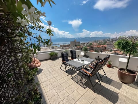 Day, View (from property/room), Balcony/Terrace, Seating area, Mountain view, Sea view