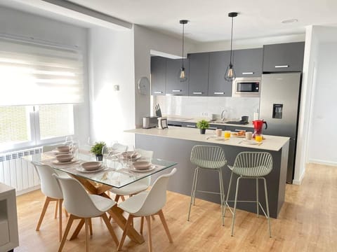 Kitchen or kitchenette, Dining area, minibar, pet friendly, stove