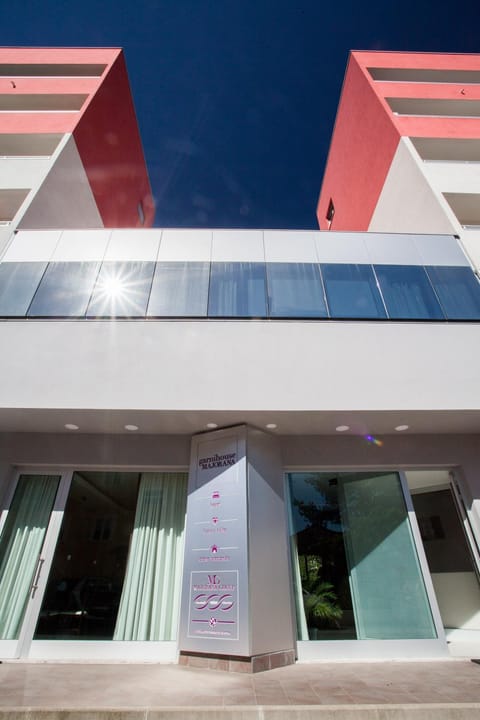 Facade/entrance