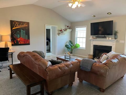 Communal lounge/ TV room, TV and multimedia, Living room, Seating area, fireplace