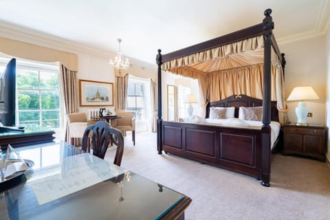 Bed, TV and multimedia, View (from property/room), Seating area, Bedroom