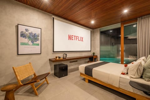 Bed, TV and multimedia, Photo of the whole room, Bedroom
