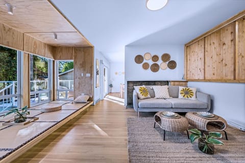 Three-Tree Villa-Central Location House in Vancouver