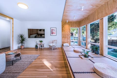 Three-Tree Villa-Central Location House in Vancouver