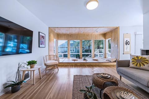 Three-Tree Villa-Central Location House in Vancouver