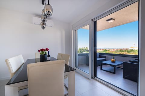 View (from property/room), Seating area, Dining area