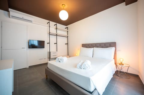 Bed, TV and multimedia, Photo of the whole room, Bedroom, wardrobe, air conditioner