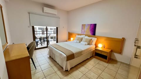 Bed, Balcony/Terrace, Bedroom, internet, towels, air conditioner