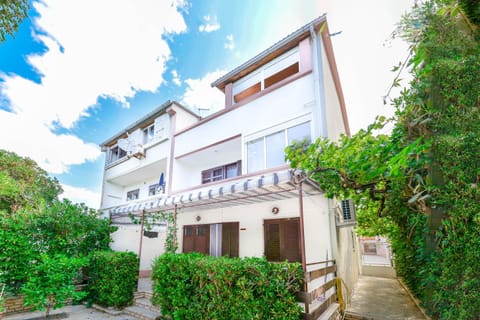 Property building, Facade/entrance, Day