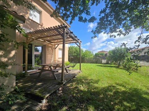 Property building, Garden, Dining area, Garden view