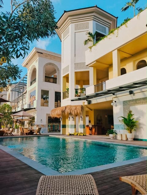 Swimming pool