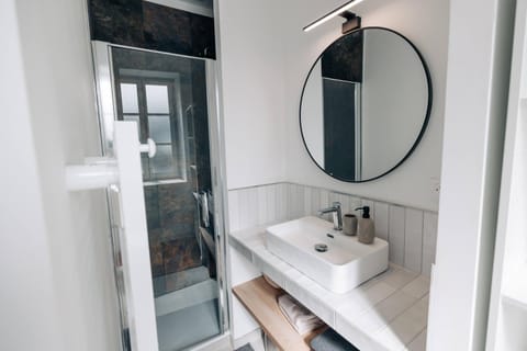 Shower, Bathroom, towels