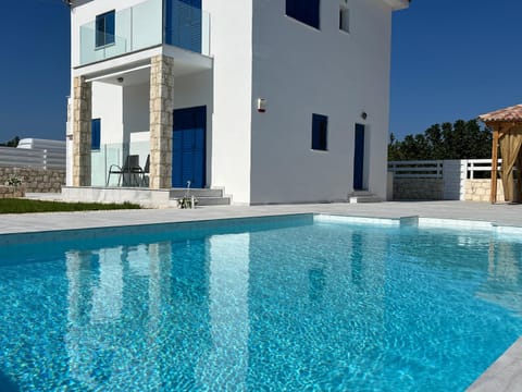 Property building, Day, Pool view, Swimming pool, sunbed