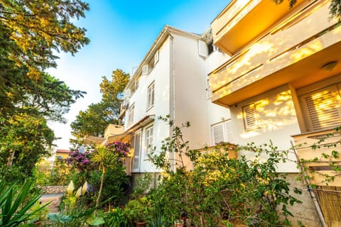 Property building, Day, Garden