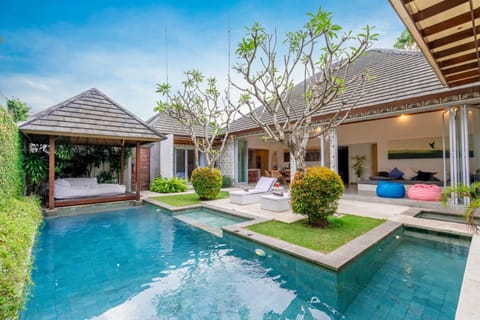 Property building, Garden view, Swimming pool, sunbed