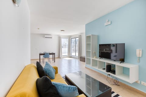 Communal lounge/ TV room, TV and multimedia, Living room, Evening entertainment, air conditioner