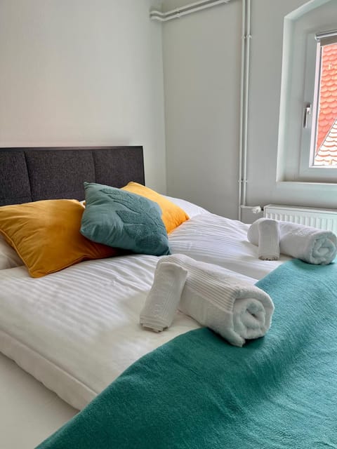 Bed, Bedroom, towels