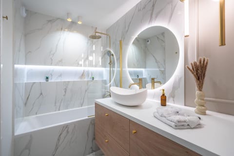 Bathroom, Bath, towels