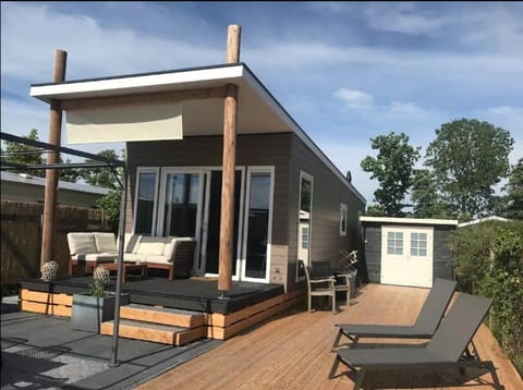 Property building, Patio, Balcony/Terrace