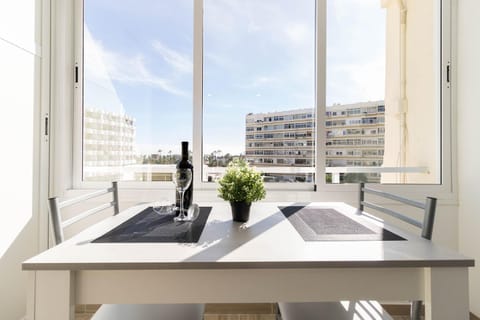 Dining area, City view, Pool view, Sea view