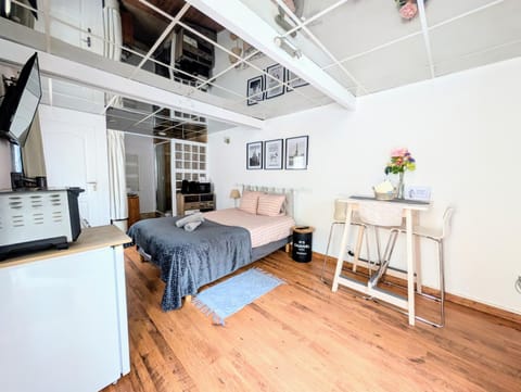 Photo of the whole room, Dining area