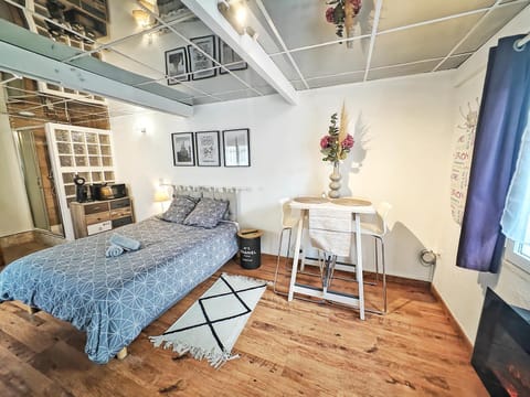 Bed, Photo of the whole room, Seating area