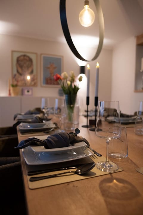 Seating area, Dining area, Food, Lunch