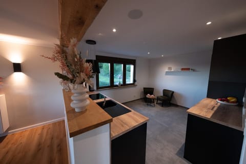 Kitchen or kitchenette, Seating area