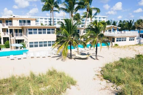 Beachfront-Access to the beach with pool and grill Apartment in Lauderdale-by-the-Sea