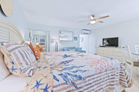 Beachfront-Access to the beach with pool and grill Apartment in Lauderdale-by-the-Sea