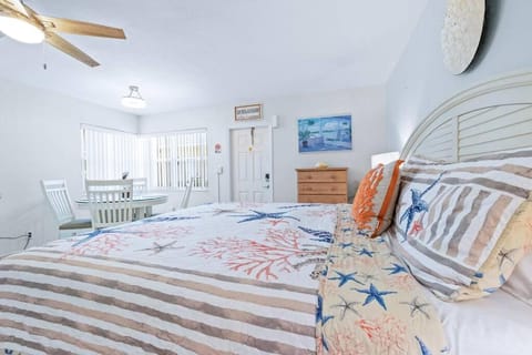Beachfront-Access to the beach with pool and grill Apartment in Lauderdale-by-the-Sea