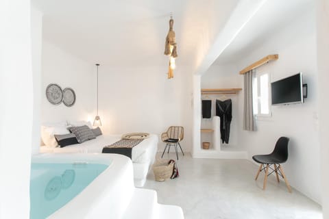 Bed, Hot Tub, TV and multimedia, Bedroom, towels