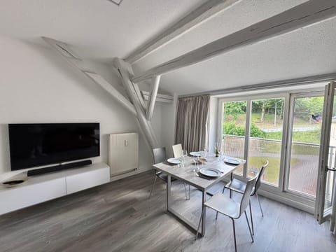 Communal lounge/ TV room, TV and multimedia, Living room, Seating area, Dining area, Evening entertainment