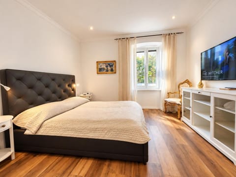 Bed, TV and multimedia, Photo of the whole room, Bedroom