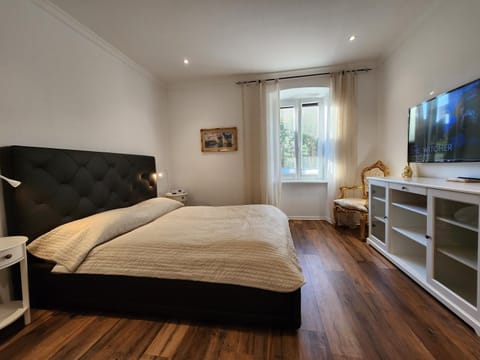 Bed, TV and multimedia, Photo of the whole room