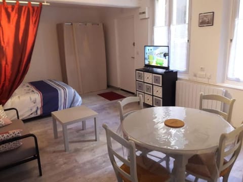 Bed, TV and multimedia, Living room, Photo of the whole room, Seating area, Dining area, Bedroom, hair dresser